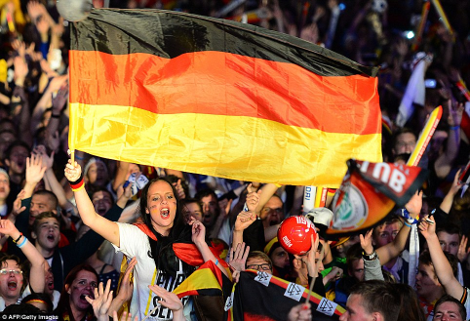 Από το Βερολίνο στο Ρίο και από το Μόναχο στο Λονδίνο: Πώς πανηγύρισαν οι Γερμανοί την κατάκτηση του Μουντιάλ [βίντεο & εικόνες] | iefimerida.gr 5