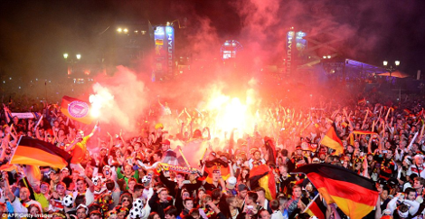 Από το Βερολίνο στο Ρίο και από το Μόναχο στο Λονδίνο: Πώς πανηγύρισαν οι Γερμανοί την κατάκτηση του Μουντιάλ [βίντεο & εικόνες] | iefimerida.gr 6