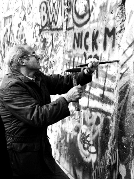 25 χρόνια από την πτώση του Τείχους του Βερολίνου: Το πιο ισχυρό σύμβολο του Ψυχρού Πολέμου είναι ορατό ακόμα από το Διάστημα [εικόνες] | iefimerida.gr 8