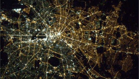 25 χρόνια από την πτώση του Τείχους του Βερολίνου: Το πιο ισχυρό σύμβολο του Ψυχρού Πολέμου είναι ορατό ακόμα από το Διάστημα [εικόνες] | iefimerida.gr 9