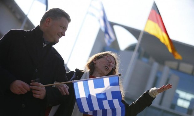 Συγκέντρωση ελληνογερμανικής «αγάπης» με μαραθώνιο φιλιού έξω από την Καγκελαρία στο Βερολίνο [εικόνες] | iefimerida.gr 3