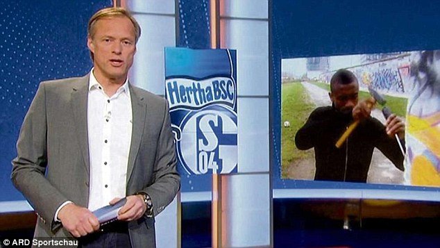 Διάσημος ποδοσφαιριστής «κατέστρεψε» το Τείχος του Βερολίνου [εικόνες & βίντεο] | iefimerida.gr 0