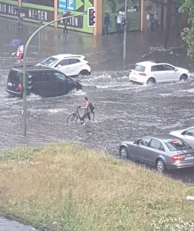 Κατάσταση έκτακτης ανάγκης στο Βερολίνο μετά από καταρρακτώδεις βροχές [εικόνες & βίντεο]  | iefimerida.gr 3