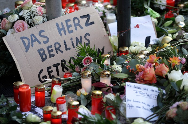 Γέμισε κεράκια η χριστουγεννιάτικη αγορά στο Βερολίνο -Για τα θύματα του τρομοκρατικού χτυπήματος [εικόνες] | iefimerida.gr 1