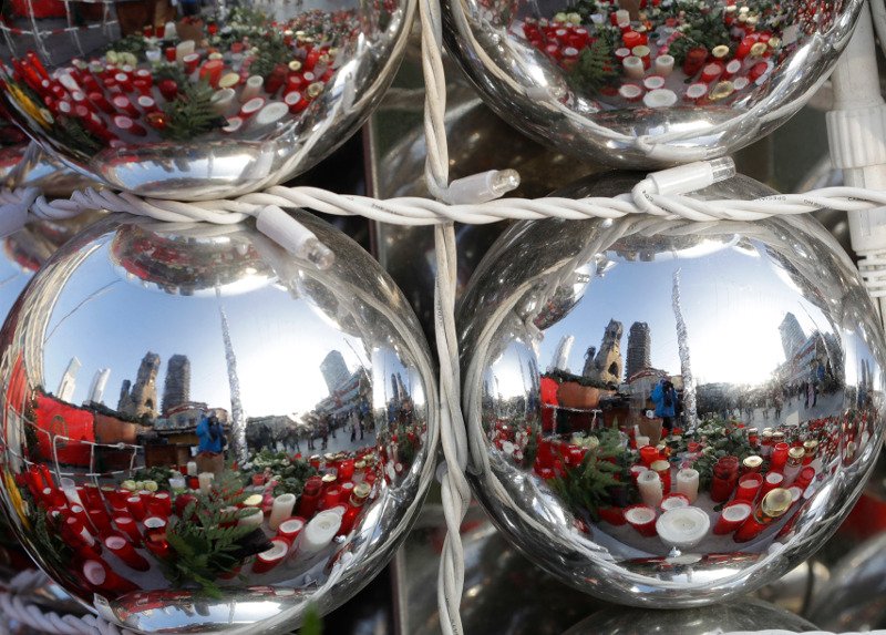 Γέμισε κεράκια η χριστουγεννιάτικη αγορά στο Βερολίνο -Για τα θύματα του τρομοκρατικού χτυπήματος [εικόνες] | iefimerida.gr 0