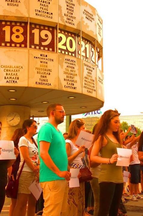 Επαναστάτες στο πόδι: Οι Standing men της Τουρκίας ενέπνευσαν παγκόσμιο κίνημα από το Μιλάνο ως τον Καναδά [εικόνες] | iefimerida.gr 0