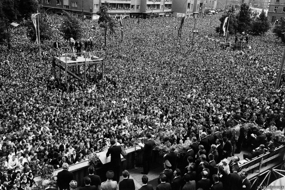 #IchbineinBerliner (Είμαι Βερολινέζος) -Ο πλανήτης ξαναπαίρνει την ιστορική φράση του Κένεντι [εικόνες] | iefimerida.gr 7