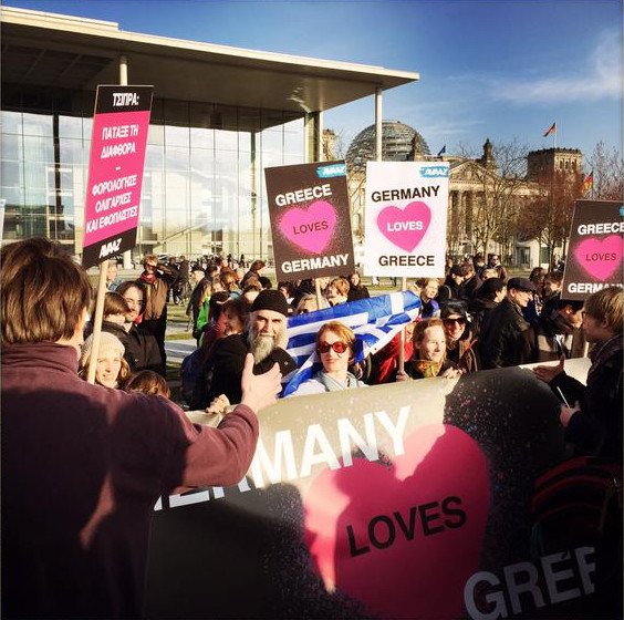 Συγκέντρωση ελληνογερμανικής «αγάπης» με μαραθώνιο φιλιού έξω από την Καγκελαρία στο Βερολίνο [εικόνες] | iefimerida.gr 2