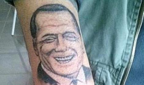 Ποιος διάλεξε να κάνει τατουάζ στο χέρι του το πρόσωπο του Μπερλουσκόνι [εικόνα] | iefimerida.gr 0