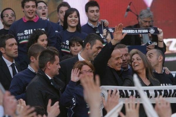 Ο Μπερλουσκόνι στο γήπεδο με το 27χρονο αμόρε του [εικόνες] | iefimerida.gr 0