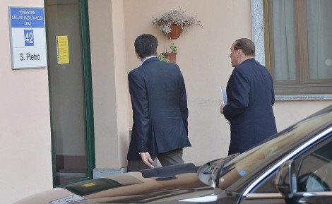 Ενας πρώην Καβαλιέρε επί το έργον -Ο Μπερλουσκόνι με κουστούμι βοηθάει γιαγιάδες [εικόνες] | iefimerida.gr 1