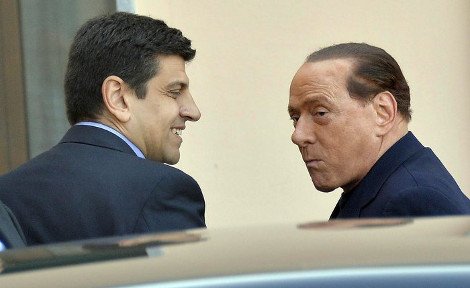 Ενας πρώην Καβαλιέρε επί το έργον -Ο Μπερλουσκόνι με κουστούμι βοηθάει γιαγιάδες [εικόνες] | iefimerida.gr 0