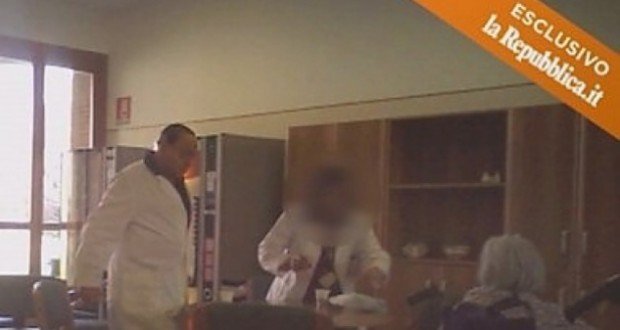 O Σίλβιο Μπερλουσκόνι ευδιάθετος και με λευκή ρομπίτσα... βοηθάει ηλικιωμένους σε γηροκομείο [εικόνες&βίντεο] | iefimerida.gr 0