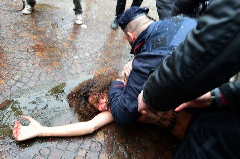 Γυμνόστηθη διαμαρτυρία κατά Μπερλουσκόνι με βίαιη αντίδραση της αστυνομίας [εικόνες] | iefimerida.gr 0