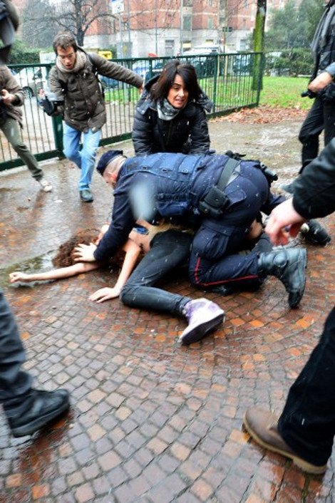 Γυμνόστηθη διαμαρτυρία κατά Μπερλουσκόνι με βίαιη αντίδραση της αστυνομίας [εικόνες] | iefimerida.gr 4