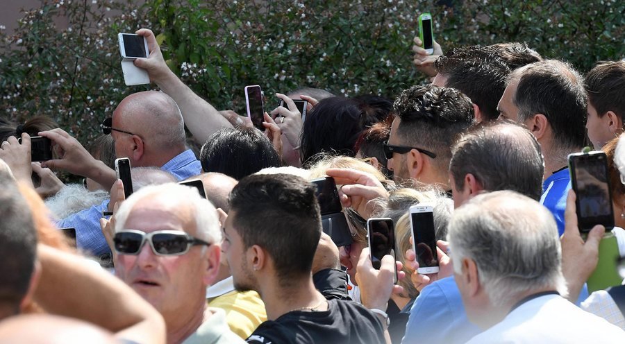 Ταλαιπωρημένος ο Μπερλουσκόνι -Βγήκε από το νοσοκομείο υποβασταζόμενος [εικόνες] | iefimerida.gr 3