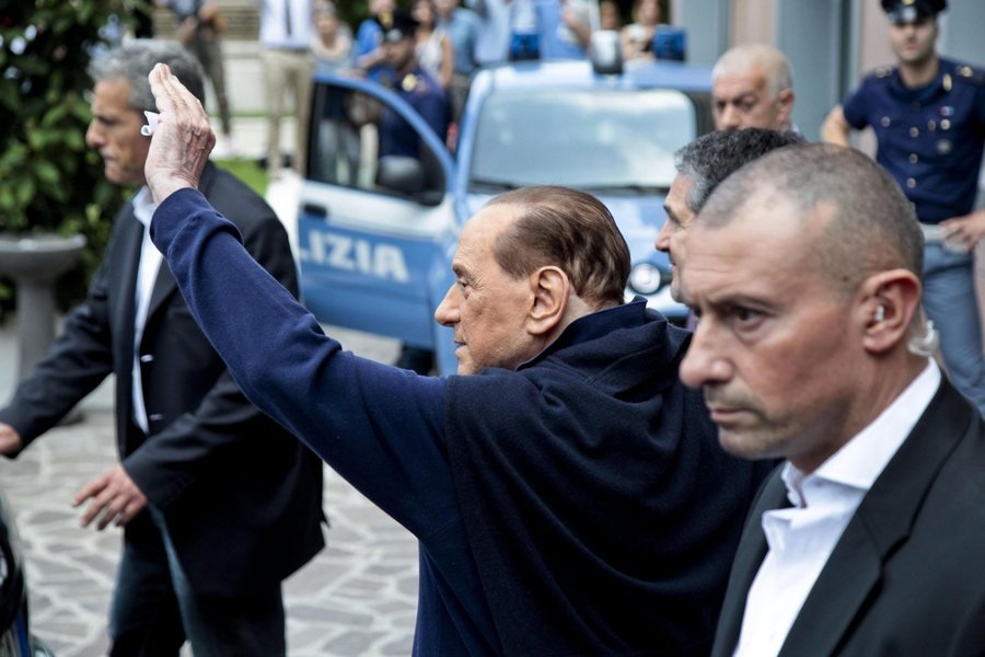 Ταλαιπωρημένος ο Μπερλουσκόνι -Βγήκε από το νοσοκομείο υποβασταζόμενος [εικόνες] | iefimerida.gr 1