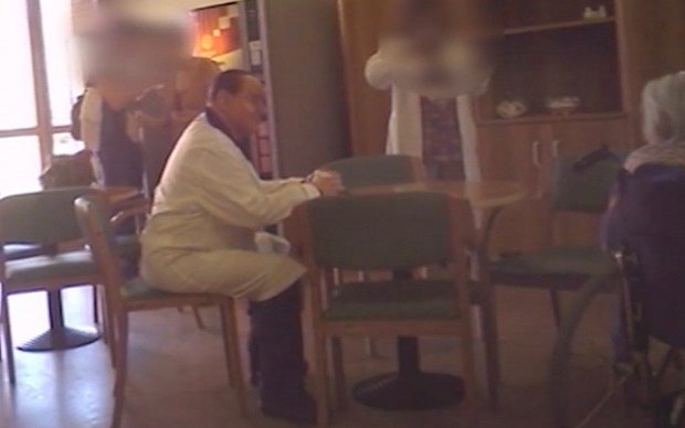 O Σίλβιο Μπερλουσκόνι ευδιάθετος και με λευκή ρομπίτσα... βοηθάει ηλικιωμένους σε γηροκομείο [εικόνες&βίντεο] | iefimerida.gr 1