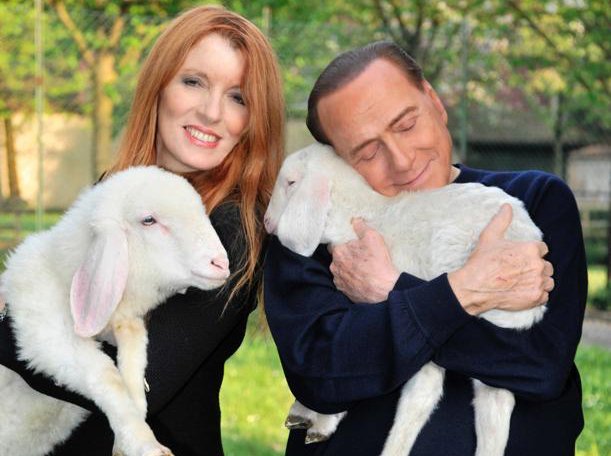 Ο Μπερλουσκόνι, με μπιπερό στο χέρι, εκλιπαρεί: Μην τρώτε αρνιά το Πάσχα! [βίντεο] | iefimerida.gr 2