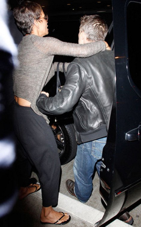 Στα χέρια με τους παπαράτσι πιάστηκαν Χάλι Μπέρι και Ολιβιέ Μαρτίνεζ [βίντεο & εικόνες] | iefimerida.gr 1