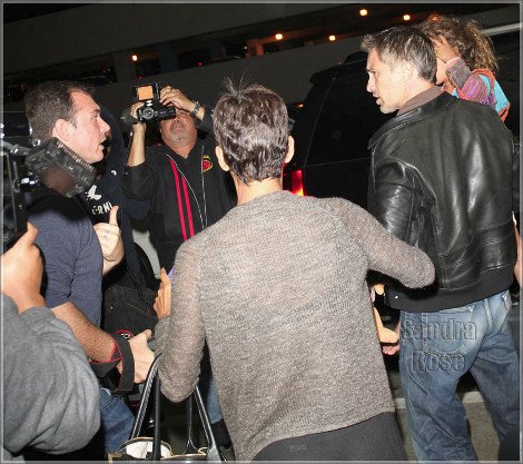 Στα χέρια με τους παπαράτσι πιάστηκαν Χάλι Μπέρι και Ολιβιέ Μαρτίνεζ [βίντεο & εικόνες] | iefimerida.gr 2