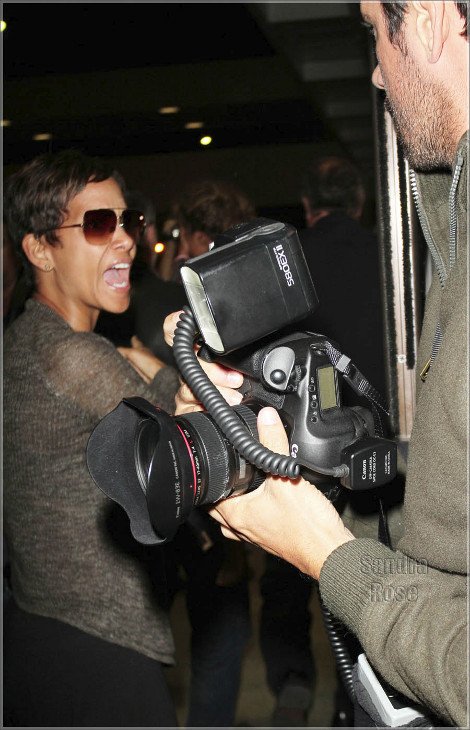 Στα χέρια με τους παπαράτσι πιάστηκαν Χάλι Μπέρι και Ολιβιέ Μαρτίνεζ [βίντεο & εικόνες] | iefimerida.gr 3