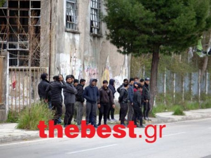 Πάτρα: Πετροπόλεμος μεταξύ μεταναστών έξω από λιμάνι [εικόνες] | iefimerida.gr 1