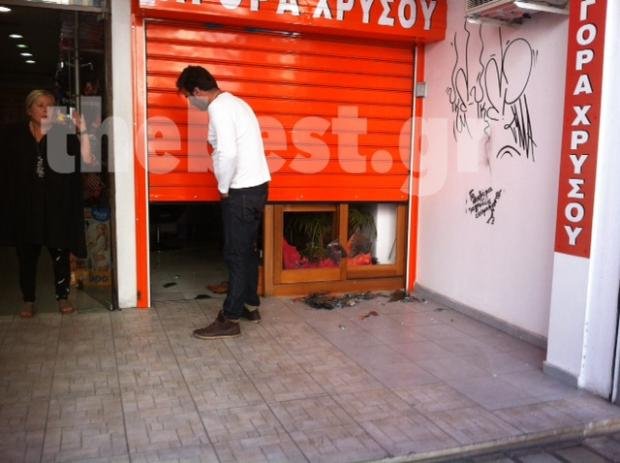 Πετροπόλεμος και μολότοφ στα γραφεία της Χρυσής Αυγής στην Πάτρα - Ακροδεξιός έβγαλε περίστροφο [βίντεο + εικόνες] | iefimerida.gr 1