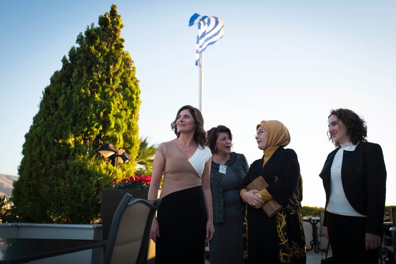 Το φιλικό τσάι της Περιστέρας με την Εμινέ Ερντογάν -Κοντομάνικο και μαντίλα [εικόνες] | iefimerida.gr 3