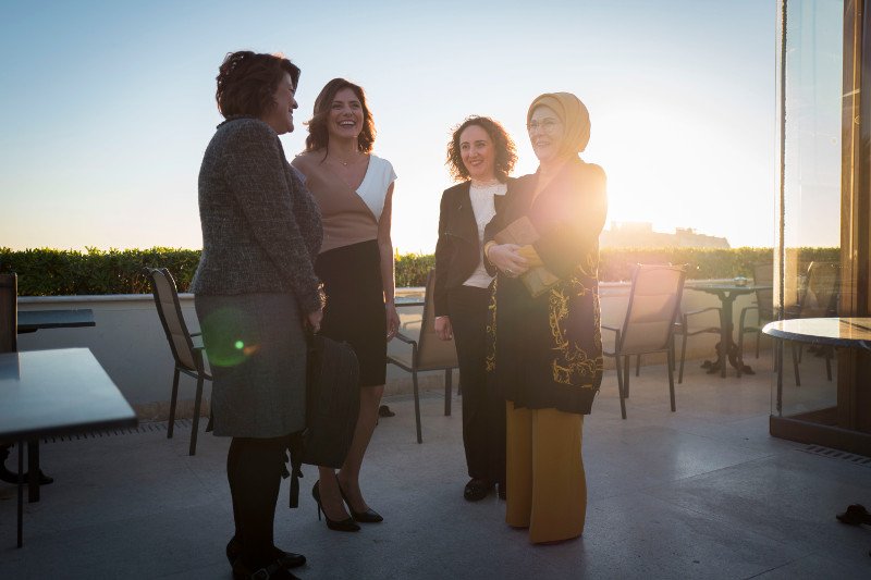 Το φιλικό τσάι της Περιστέρας με την Εμινέ Ερντογάν -Κοντομάνικο και μαντίλα [εικόνες] | iefimerida.gr 5