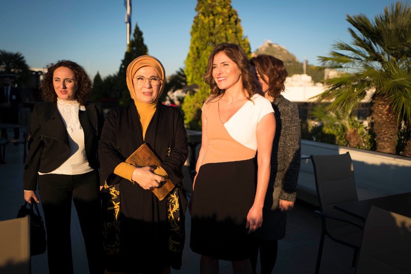 Το φιλικό τσάι της Περιστέρας με την Εμινέ Ερντογάν -Κοντομάνικο και μαντίλα [εικόνες] | iefimerida.gr 4