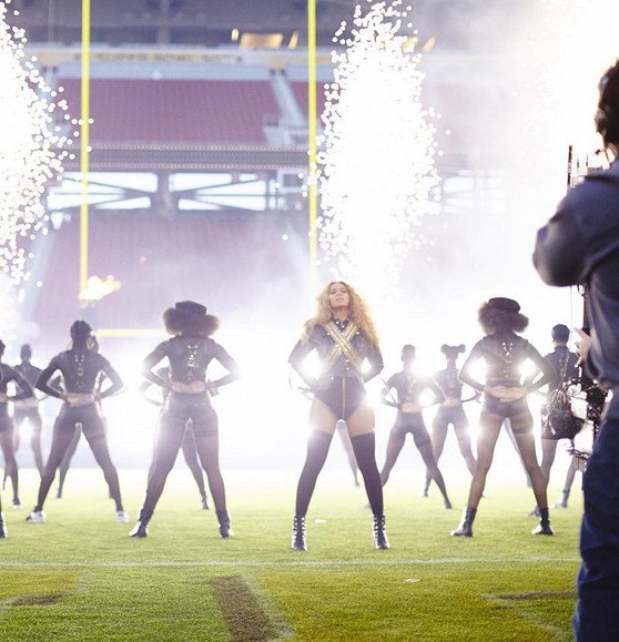 Η πόζα της επιτυχίας: Ετσι στέκονται Τζολί, JLo και άλλες [εικόνες] | iefimerida.gr 0