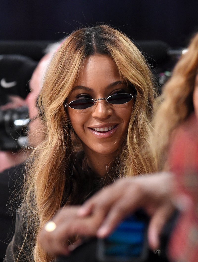 Η κόρη της Μπιγιονσέ στο γήπεδο με τσάντα Louis Vuitton των 1.400 ευρώ [εικόνες] | iefimerida.gr 1