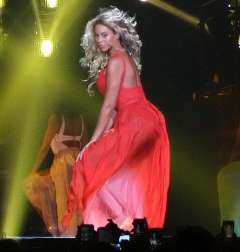 Η άσεμνη χειρονομία της Beyonce επί σκηνής που προκάλεσε σάλο [εικόνες] | iefimerida.gr 0