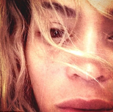 Η Beyonce στο κρεβάτι χωρίς ίχνος μακιγιάζ και photoshop [εικόνες] | iefimerida.gr 0