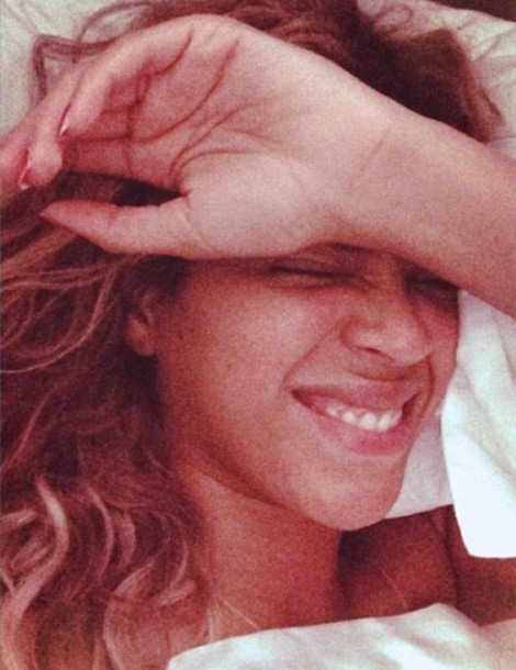 Η Beyonce στο κρεβάτι χωρίς ίχνος μακιγιάζ και photoshop [εικόνες] | iefimerida.gr 1
