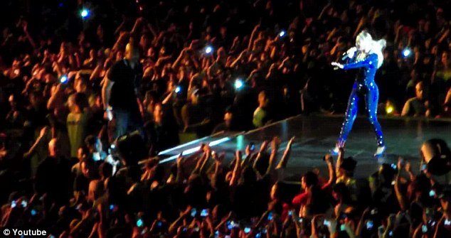 Θερμόαιμος θαυμαστής της Μπιγιονσέ τραβάει τη ντίβα από τη πίστα και εκείνη σωριάζεται [βίντεο + εικόνες] | iefimerida.gr 0