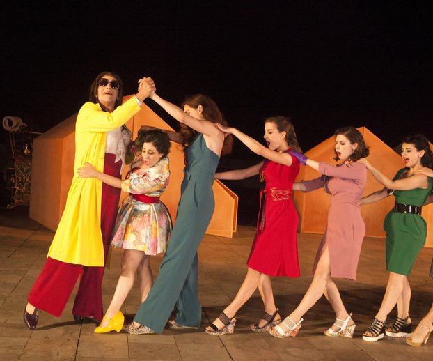 Η... «Ζωή Κωνσταντοπούλου» κλέβει την παράσταση στις «Εκκλησιάζουσες» [εικόνες] | iefimerida.gr 1