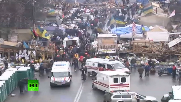 Σώματα καλυμμένα με κουβέρτες στους δρόμους του Κιέβου - Εκτός ελέγχου οι ταραχές, πυροβολισμοί μέσα σε ξενοδοχείο [εικόνες] | iefimerida.gr 4