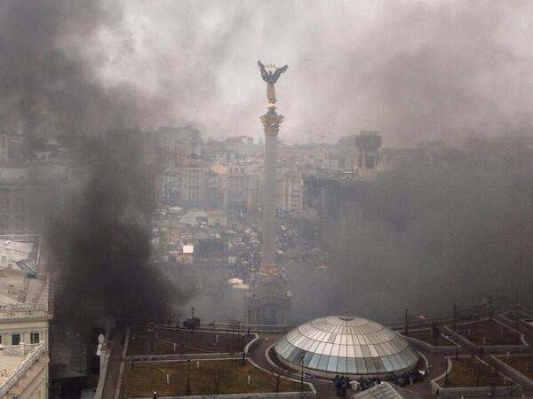 Σώματα καλυμμένα με κουβέρτες στους δρόμους του Κιέβου - Εκτός ελέγχου οι ταραχές, πυροβολισμοί μέσα σε ξενοδοχείο [εικόνες] | iefimerida.gr 0