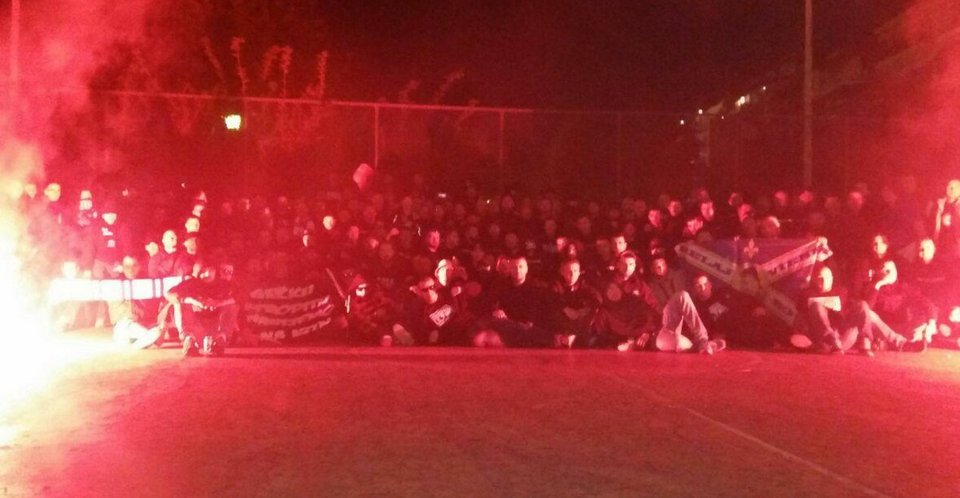 Μαυροφορεμένοι Βόσνιοι αναστάτωσαν την Αθήνα - Οι φωτοβολίδες στην ελληνική κερκίδα [βίντεο] | iefimerida.gr 0