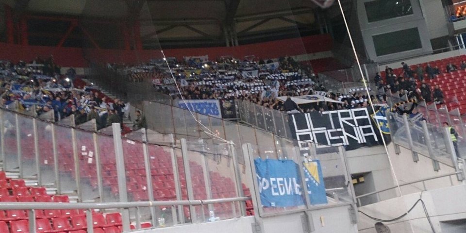 Μαυροφορεμένοι Βόσνιοι αναστάτωσαν την Αθήνα - Οι φωτοβολίδες στην ελληνική κερκίδα [βίντεο] | iefimerida.gr 2