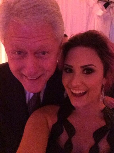 Ο «κακός» Μπιλ Κλίντον την... έσπασε σε πιτσιρίκα -Εισέβαλε στη φωτογραφία της [εικόνες] | iefimerida.gr 1