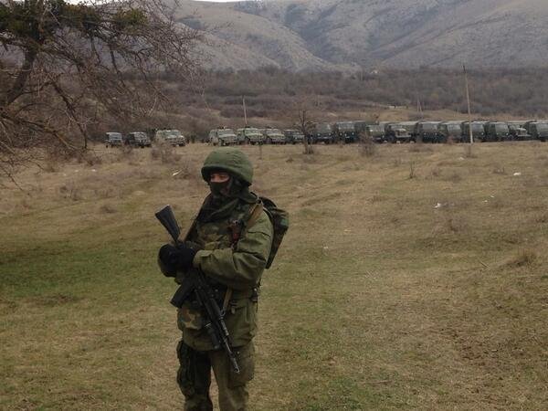 Με το χέρι στη σκανδάλη στρατιώτες στην Κριμαία -Περικύκλωσαν βάση του πεζικού με οπλισμένα πολυβόλα [εικόνες] | iefimerida.gr 3