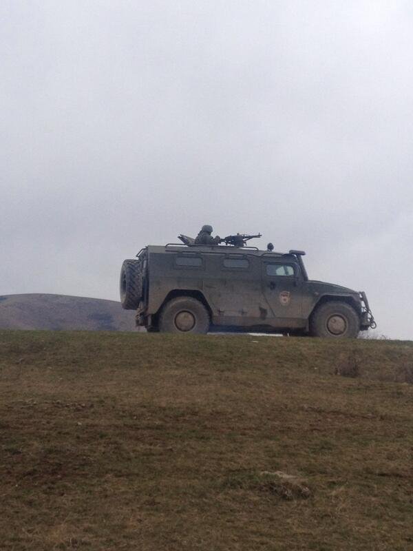 Με το χέρι στη σκανδάλη στρατιώτες στην Κριμαία -Περικύκλωσαν βάση του πεζικού με οπλισμένα πολυβόλα [εικόνες] | iefimerida.gr 2