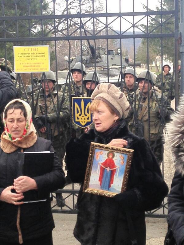 Με το χέρι στη σκανδάλη στρατιώτες στην Κριμαία -Περικύκλωσαν βάση του πεζικού με οπλισμένα πολυβόλα [εικόνες] | iefimerida.gr 1