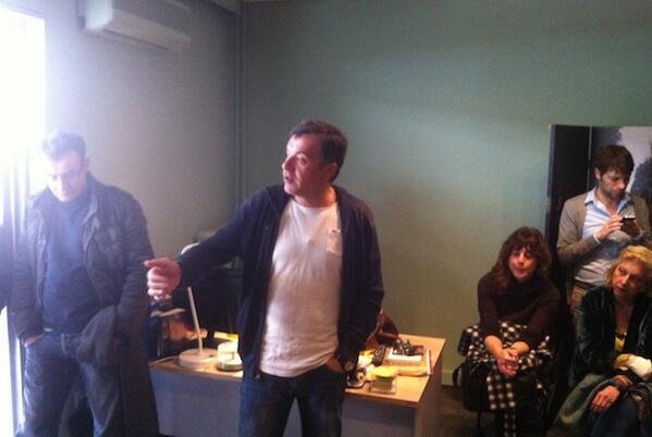 O Σταύρος Θεοδωράκης με το χέρι στην τσέπη και ξεχειλωμένο μακό μπλουζάκι ανακοινώνει πως ιδρύει κόμμα και λέει «Ξεκινάμε» [εικόνα] | iefimerida.gr 0