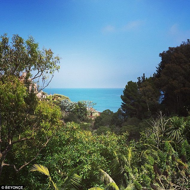 Ολα στη φόρα για την Μπιγιονσέ – Το μαγιό με τα κοψίματα που τρέλανε τον κόσμο [εικόνες]  | iefimerida.gr 1