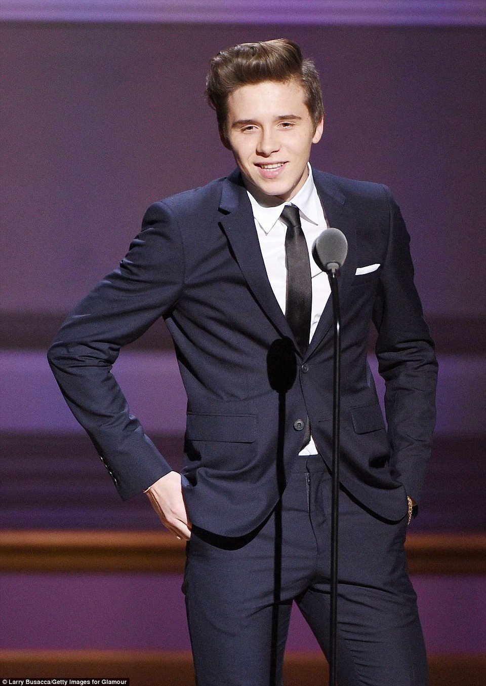 Βικτόρια Μπέκαμ: Το κατακόκκινο σέξι φόρεμα και η εξομολόγηση του γιου της [εικόνες]  | iefimerida.gr 5