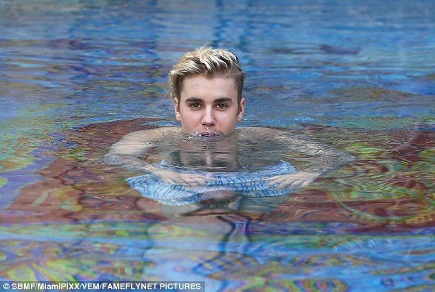 Τζάστιν Μπίμπερ: Πλήρωσε 50.000 $ για να κοιμηθεί στο κρεβάτι της Ντονατέλα Βερσάτσε [εικόνες]  | iefimerida.gr 4